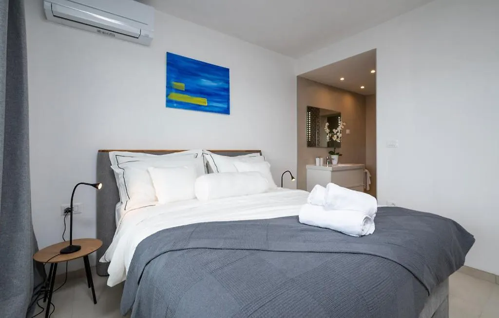 Apartments Villa Leonard - Modern Stay With Private Rooftop Jacuzzi & Sea Views, Barbariga, Vodnjan, Istria, Croatia  Barbariga
