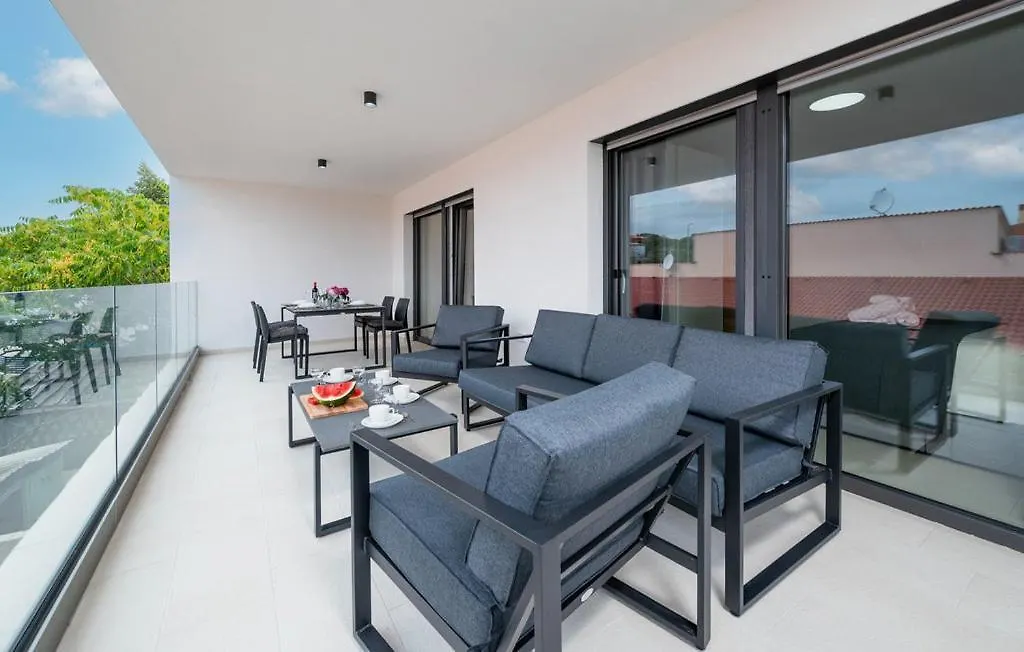 Apartments Villa Leonard - Modern Stay With Private Rooftop Jacuzzi & Sea Views, Barbariga, Vodnjan, Istria, Croatia Barbariga