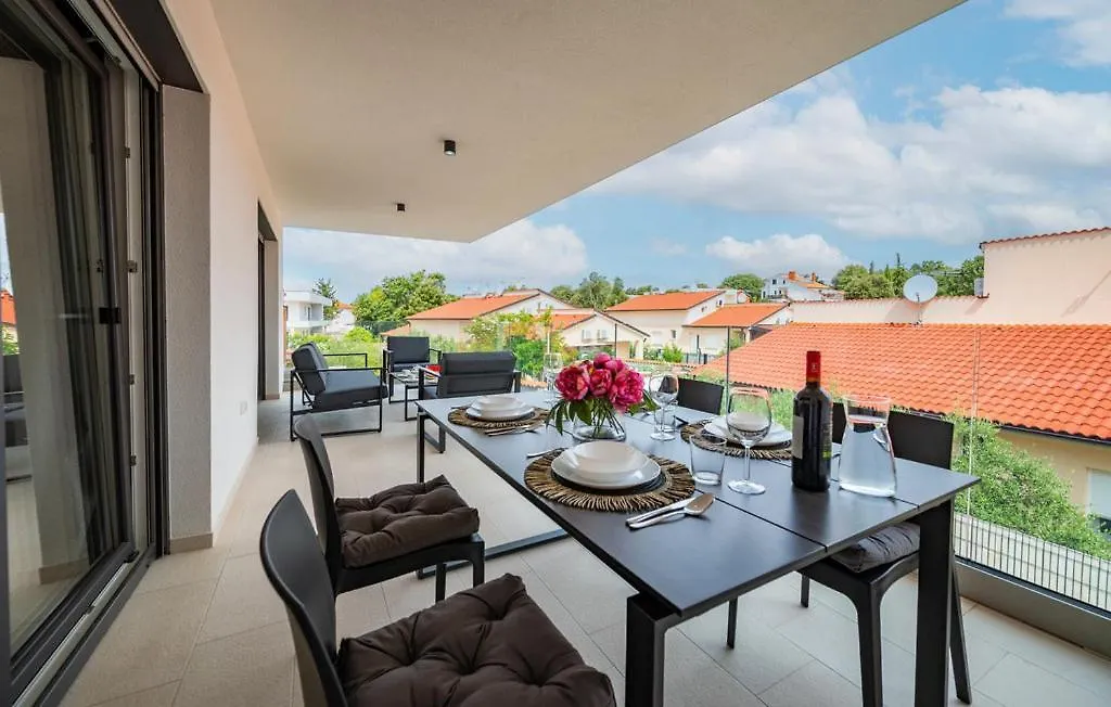 Apartments Villa Leonard - Modern Stay With Private Rooftop Jacuzzi & Sea Views, Barbariga, Vodnjan, Istria, Croatia