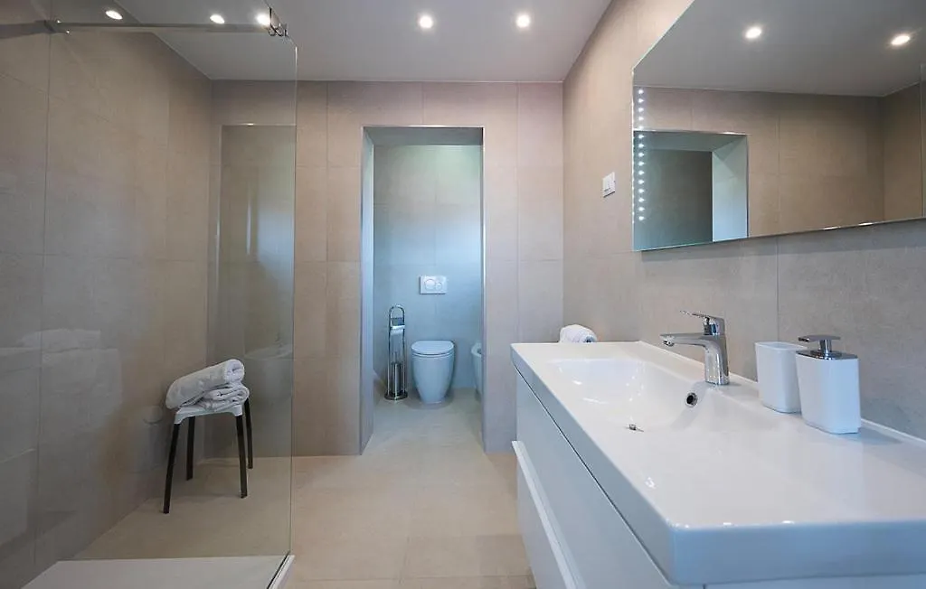 Apartments Villa Leonard - Modern Stay With Private Rooftop Jacuzzi & Sea Views, Barbariga, Vodnjan, Istria, Croatia Barbariga