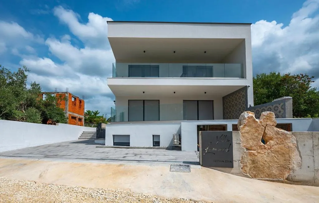 Apartments Villa Leonard - Modern Stay With Private Rooftop Jacuzzi & Sea Views, Barbariga, Vodnjan, Istria, Croatia