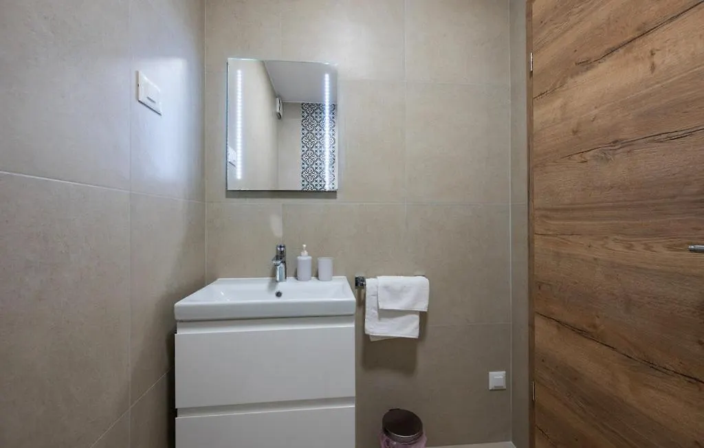 Apartments Villa Leonard - Modern Stay With Private Rooftop Jacuzzi & Sea Views, Barbariga, Vodnjan, Istria, Croatia