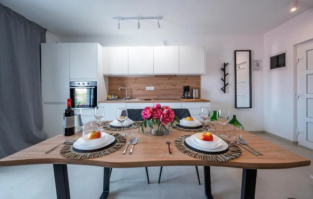Apartments Villa Leonard - Modern Stay With Private Rooftop Jacuzzi & Sea Views, Barbariga, Vodnjan, Istria, Croatia