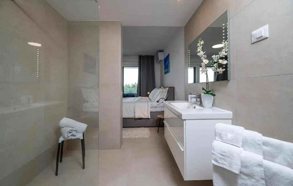 Apartments Villa Leonard - Modern Stay With Private Rooftop Jacuzzi & Sea Views, Barbariga, Vodnjan, Istria, Croatia